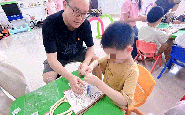 感谢德阳市旌阳区社工总站、区民政社会服务联合党支部、区微光公益党支部、区道路运输协会党支部、区汽修协会党支部，到德阳博爱大龄全寄宿托养（孝泉校区）为特殊儿童献爱心活动！